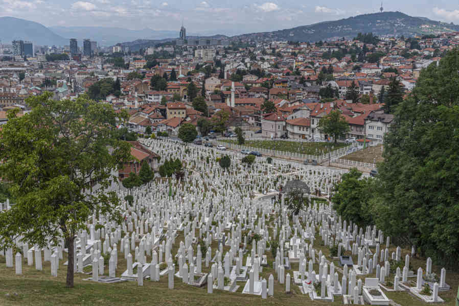 Bosnia y Herzegovina - Sarajevo 61 - cementerio conmemorativo de los Mártires de Kovaci